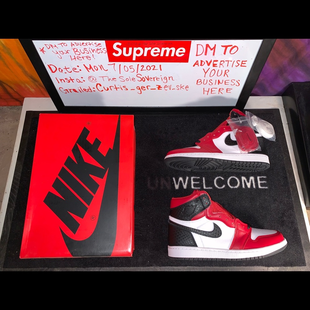 Size 8.5w/7m - Jordan 1 High ‘Satin Snake’